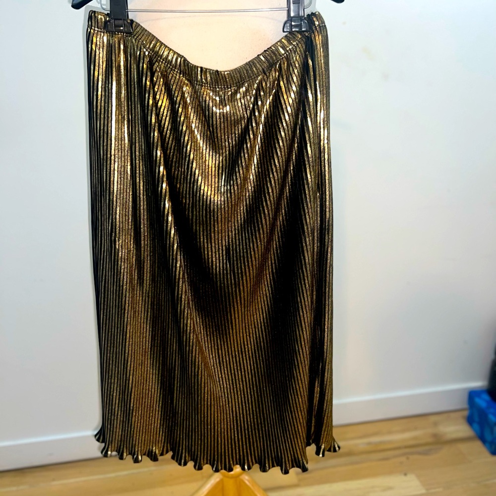 Gorgeous Gold skirt with black undertones.  Elastic waist in Large.